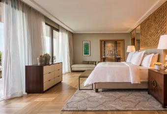 Four Seasons Hotel Tunis has rooms with a private hot tub