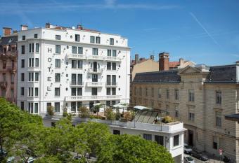 Coll  ge H  tel has Balcony rooms