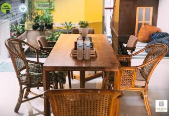 Aekkeko hostel allows 18 year olds to book a room