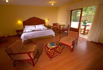 Hotel Agustos Urubamba has rooms with a private hot tub