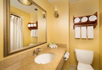 Holiday Inn Express Washington DC - Bw Parkway By IHG has rooms with a private hot tub
