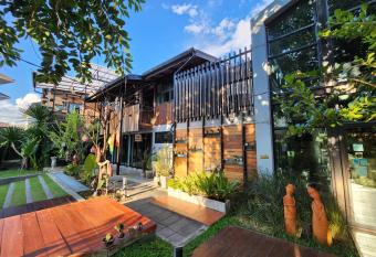 Baan Mai Kradan Hostel Chiang Rai has Balcony rooms