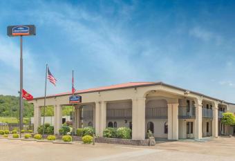 Howard Johnson by Wyndham Chattanooga Lookout Mountain I-24 has Smoking rooms