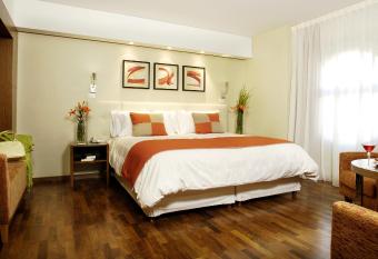 Regente Palace Hotel has rooms with a private hot tub