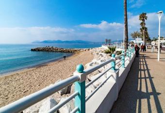 3 pi  ces- Vieux port- Terrasse - Parking Possible allows 18 year olds to book a room