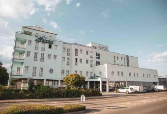 Hotel am S  dtor allows 18 year olds to book a room