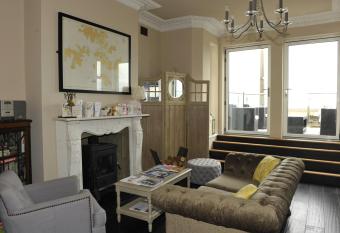 Suenos Guesthouse has Balcony rooms