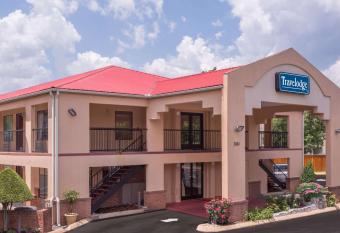 Travelodge by Wyndham Chattanooga/Hamilton Place has Smoking rooms