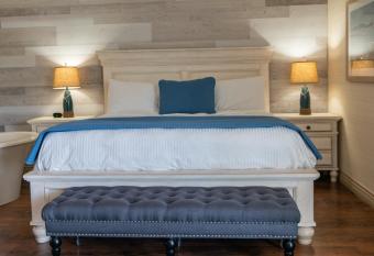 Prestige Beach House has rooms with a private hot tub