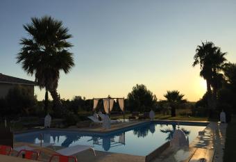 Escapades Lointaines allows 18 year olds to book a room