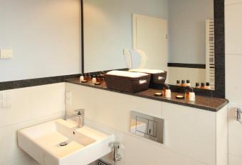 Lamex-Inn Hotel & Restaurant has Balcony rooms