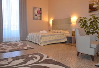 Moonlight Hotel&Suites allows 18 year olds to book a room