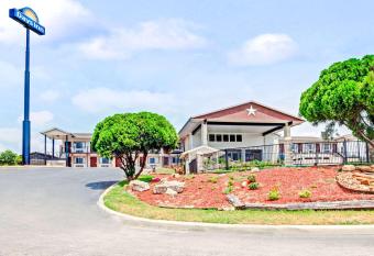 Days Inn by Wyndham Boerne has Smoking rooms