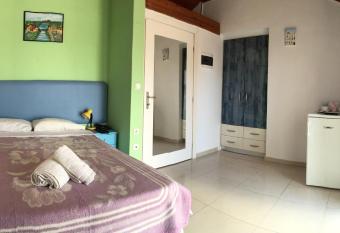 Melissa Gold Coast allows 18 year olds to book a room