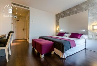 YIT V  a Sevilla Mairena allows 18 year olds to book a room