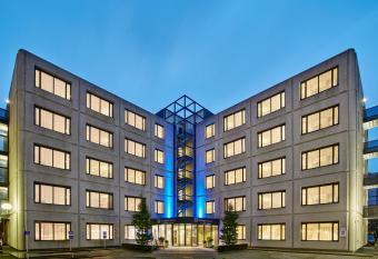 Holiday Inn Express Amsterdam - Schiphol, an IHG Hotel allows 18 year olds to book a room