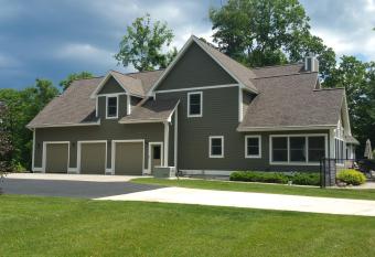 Elegant 2 King Bedrooms Apartment - 4 guest maximum and2 night minimum has Balcony rooms