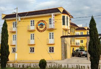 Hotel Roseville has rooms with a private hot tub