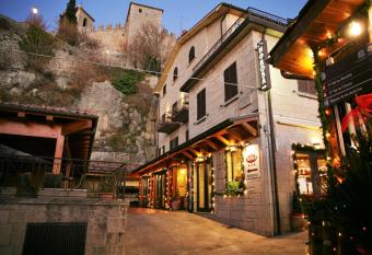 Hotel Rosa allows 18 year olds to book a room