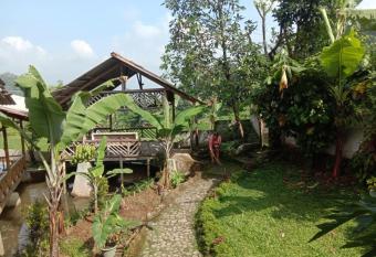 De Salak Homestay allows 18 year olds to book a room