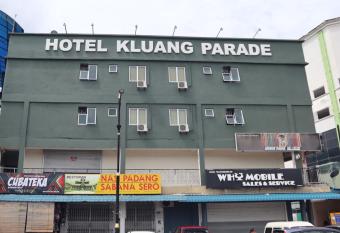 Room V at Kluang Parade Near Bus Stop Kluang allows 18 year olds to book a room
