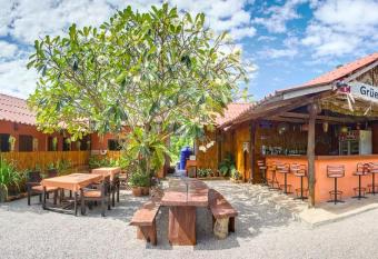 Bubu Lanta Hostel - SHA Certified allows 18 year olds to book a room