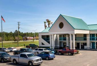 Econo Lodge Moss Point - Pascagoula has Smoking rooms