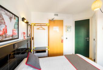 Hostal Athenas allows 18 year olds to book a room