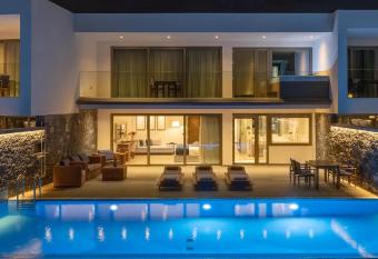 Nana Princess Suites Villas & Spa has rooms with a private hot tub