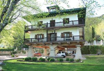 El H  rreo allows 18 year olds to book a room