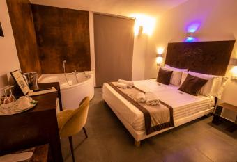 Hotel Assisivm Antica Dimora AD has rooms with a private hot tub