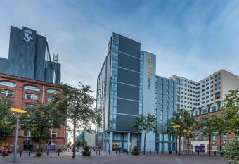 Maldron Hotel Belfast City allows 18 year olds to book a room