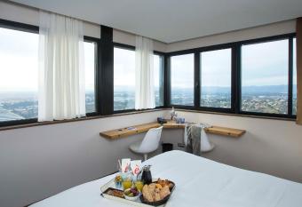 L Ermitage H  tel Cuisine-  -Manger has Balcony rooms