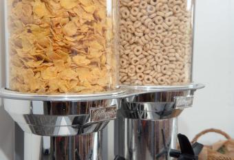 Country View Motor Inn has rooms with a private hot tub