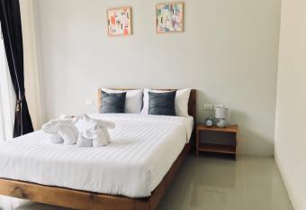 Snooze Inn Phuket has Balcony rooms