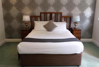 Cantley House Hotel - Wokingham has rooms with a private hot tub