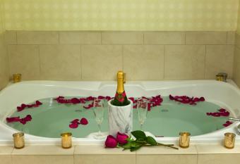 Hilton Garden Inn Cleveland East/Mayfield Village has rooms with a private hot tub