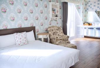 R&J Guesthouse has Balcony rooms