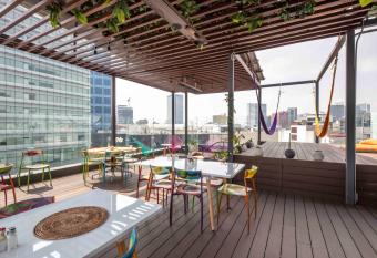 FlowSuites WTC has Balcony rooms