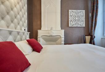 Hotel Saint Etienne allows 18 year olds to book a room