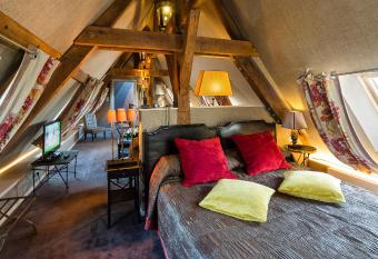 Chateau De Fere has Balcony rooms