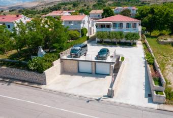 Apartmani Andreja has Balcony rooms