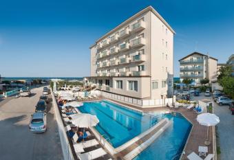 Hotel Continental has Balcony rooms