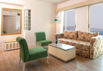 Herods Palace Hotels & Spa Eilat a Premium collection by Fattal Hotels has rooms with a private hot tub