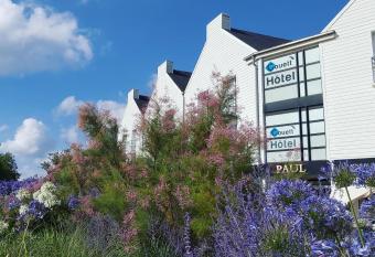Couett H  tel Brest allows 18 year olds to book a room