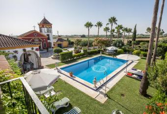 Casa de Campo con Piscina en Sevilla en los Palacios y Villafranca has Balcony rooms