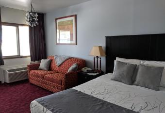 Skyview Motel - Prairie du Sac has rooms with a private hot tub