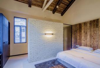                             has rooms with a private hot tub