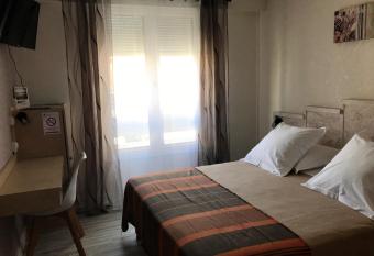 H  tel du Commerce allows 18 year olds to book a room