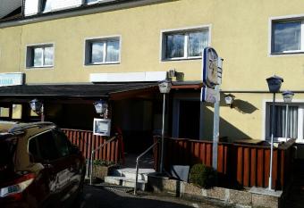 Makss allows 18 year olds to book a room